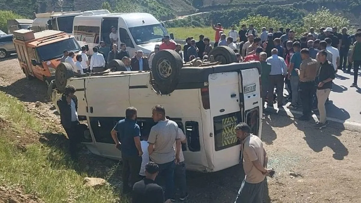 Hakkari'de servis minibüsü takla attı: 14 yaralı