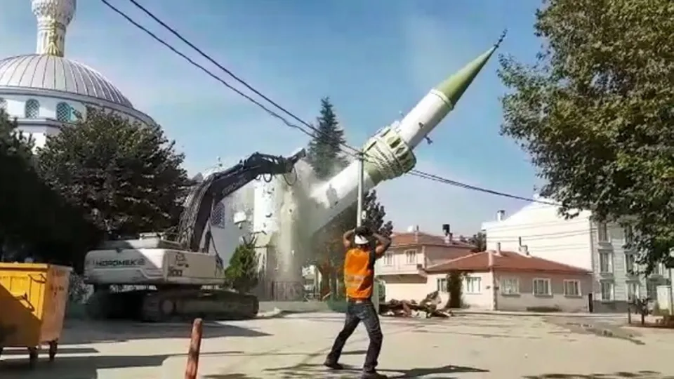 Film gibi izlediler! Minare böyle yıkıldı