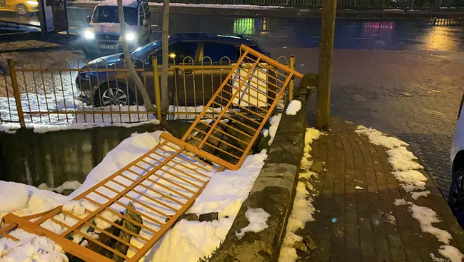 İstanbul’un karla imtihanı | Vatandaşlar buzlu yollarla mücadele etti! Küçük çocuk ölümden döndü - 7