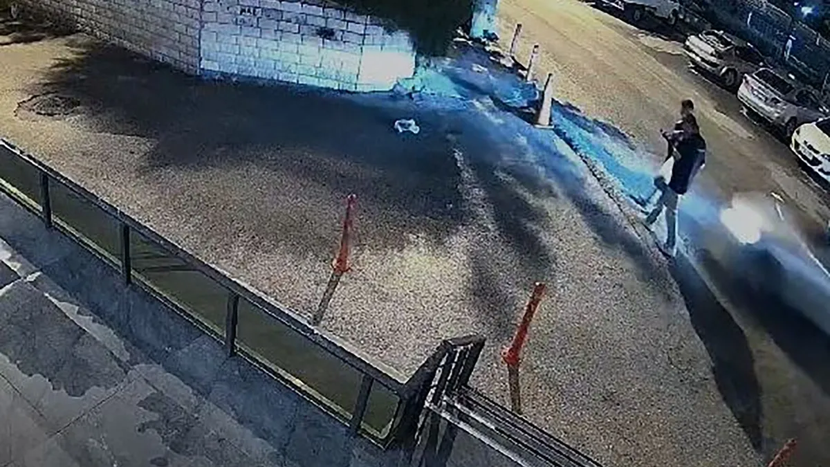 Otomobilin altında kalmaktan kıl payı kurtuldular