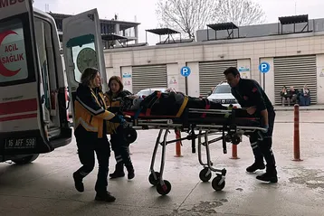 Bursa'da cam silerken 4 metreden düştü