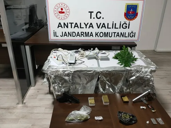 manavgatta-evinin-bir-odasini-uyusturucu-serasina-cevirdi-jandarma-yakaladi-1635507142629.jpg Manavgat’ta evinin bir odasını uyuşturucu serasına çevirdi! Jandarma yakaladı - 3