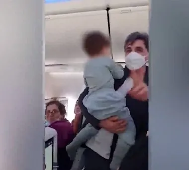ucakta-saskina-ceviren-anlar-aglayan-cocugu-sakinlestirmek-icin-bakin-ne-yaptilar-1647867579347.jpg Uçakta şaşkına çeviren anlar! Ağlayan çocuğu sakinleştirmek için bakın ne yaptılar - 2