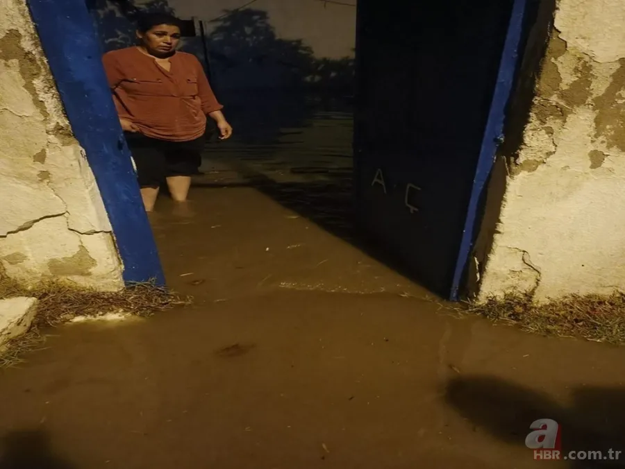 Ege'de sağanak yağış hayatı felç etti: Cadde ve sokaklar göle döndü 2