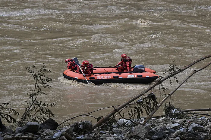Çin’de köprü çöktü! Çok sayıda araç suya gömüldü: 12 ölü...