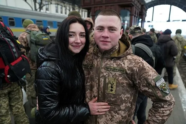 Ukrayna'da aileler cepheye giden askerleri böyle uğurladı - 4