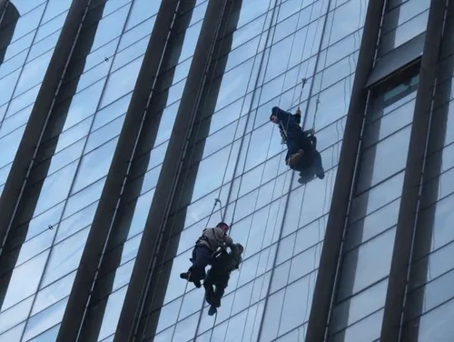 Son dakika: Kadıköy’de 20 katlı binada 2 işçi asılı kaldı