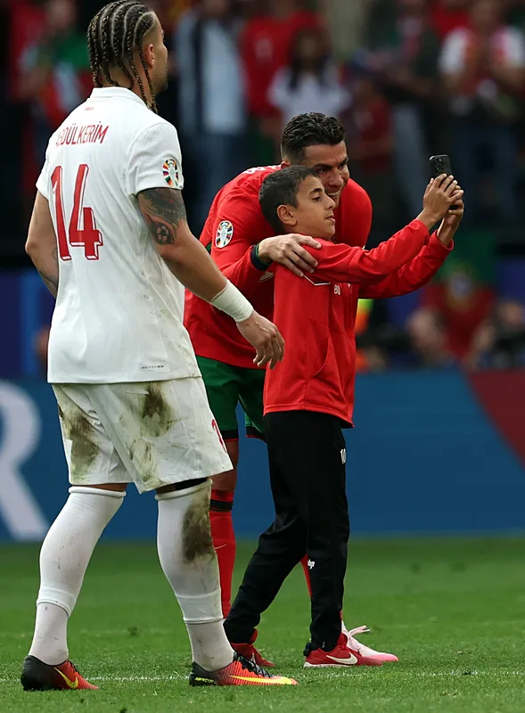 turkiye-portekiz-macinda-kucuk-taraftar-sahaya-girdi-cristiano-ronaldo-ile-fotograf-cekilmek-icin-guvenligi-pe-1719082588676.jpg Türkiye - Portekiz maçında küçük taraftar sahaya girdi! Cristiano Ronaldo ile fotoğraf çekilmek için güvenliği peşine taktı - 4
