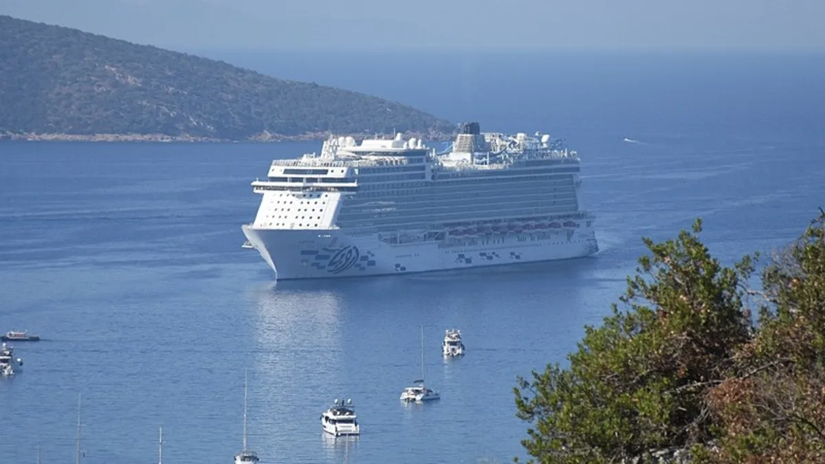 "Aroya" kruvaziyeri Marmaris'e geldi! 1750 yolcu bulunuyor