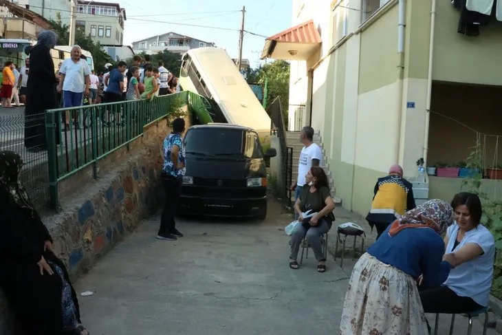 Kocaeli'de yolcu dolu otobüs böyle uçtu! Ortalık savaş kapısından döndü