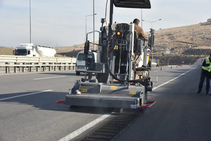karayollarinda-yeni-nesil-guvenlik-tedbirleri-hem-kazalari-onluyor-hem-trafik-akisini-hizlandiriyor-1743761984197.jpeg Sarsma bantları ile sürücünün dalgınlık, uyuklama ve dikkat dağınıklığının önüne geçilmesi hedefleniyor. (A Haber arşiv)