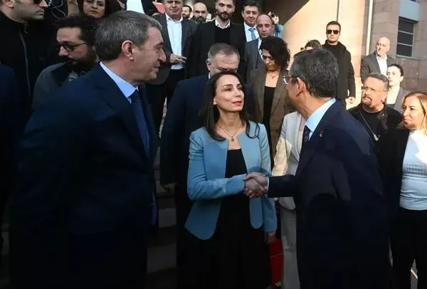 parola-kandil-uzlasisi-chp-ve-teror-partisi-dem-arasindaki-kirli-ittifakin-yeni-perde-arkasi-istanbuldan-sonra-1709849406383.jpeg CHP'nin kirli ortağı DEM'den bir skandal daha! Bebek katili terörist Abdullah Öcalan'ın fotoğrafını sokaklara taşıdılar | Tepkiler çığ gibi: "Ne bölücülere ne de adayları İmamoğlu'na oy yok"