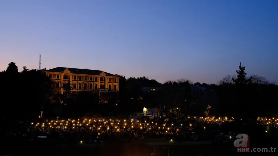 Boğaziçi Üniversitesi'nde iftar programı! Binlerce öğrenci yan yana saf tutup namaz kıldı 5
