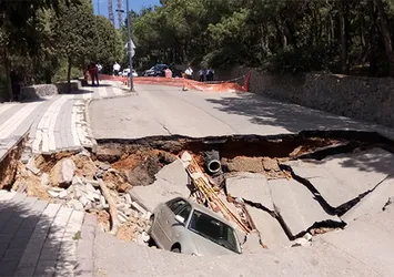 Üsküdar'da yol göçtü: 1 araç içine düştü