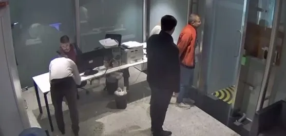 yolcu-karsilamada-gozalti-feto-firarisi-eski-bashekim-kiskivrak-yakalandi-1665045689584.jpg Havalimanında yolcu karşılamaya sahte kimlikle geldi! FETÖ firarisi eski başhekim kıskıvrak yakalandı - 1