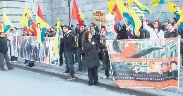 isvec-sokaklarinda-pkk-eylemi-1696083163290.jpeg İsveç sokaklarında PKK eylemi! Skandallara bir yenisi eklendi - 1