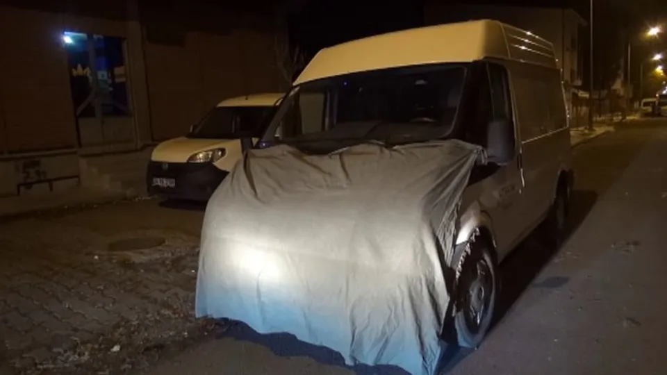 Araçları battaniyelere sardılar