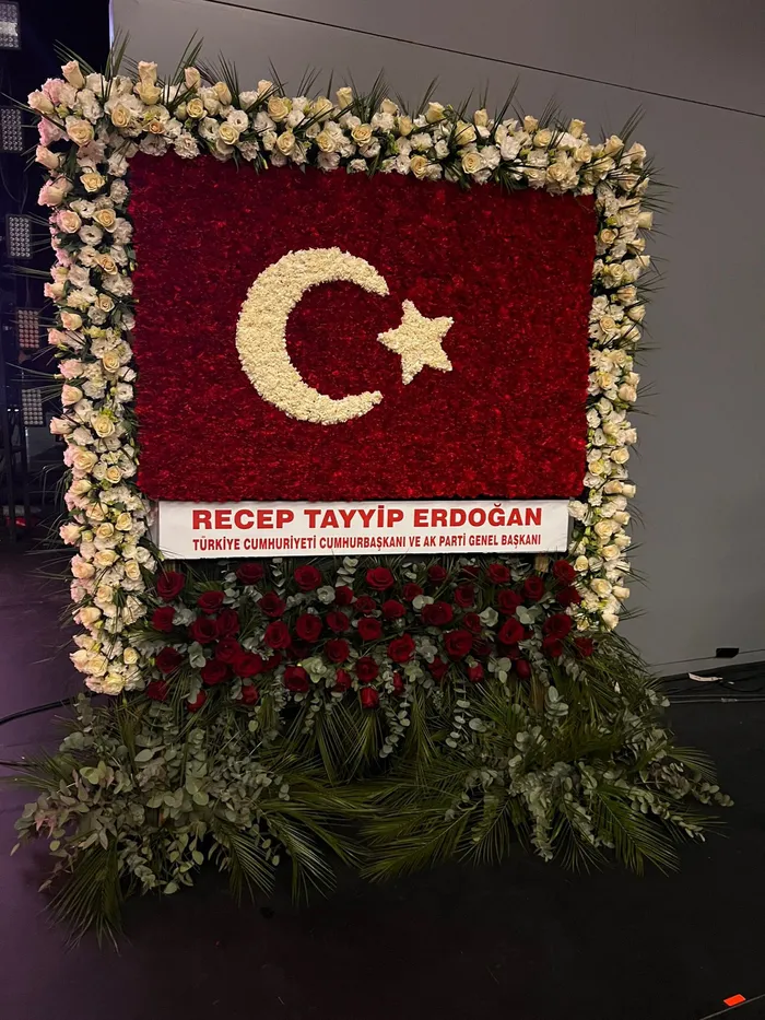 baskan-erdogandan-mhpnin-57-yil-donumune-ozel-hediye-turk-bayragi-motifli-57-gul-1770630119985.jpg Cumhurbaşkanı Recep Tayyip Erdoğan, MHP'nin 57'nci kuruluş yıl dönümü programı için Türk bayrağı motifli tebrik çiçeği gönderdi. (AA)