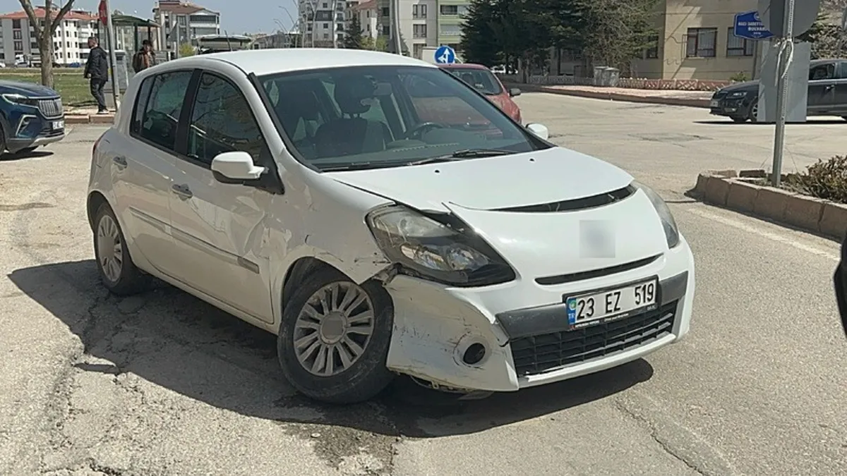 Elazığ'da 2 araç çarpıştı! 1 kişi yaralandı