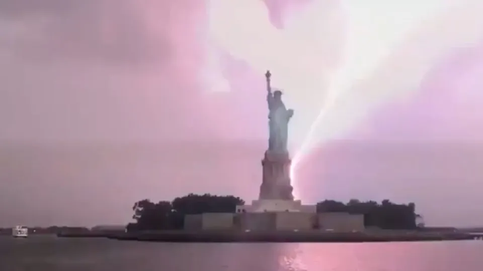 ABD’de Özgürlük Heykeli’ne yıldırım düştü! O anlar saniye saniye kamerada
