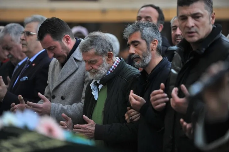 Ahmet Mekin eşi Kumral Şükran Kurteli’yi gözyaşlarıyla son yolculuğuna uğurladı