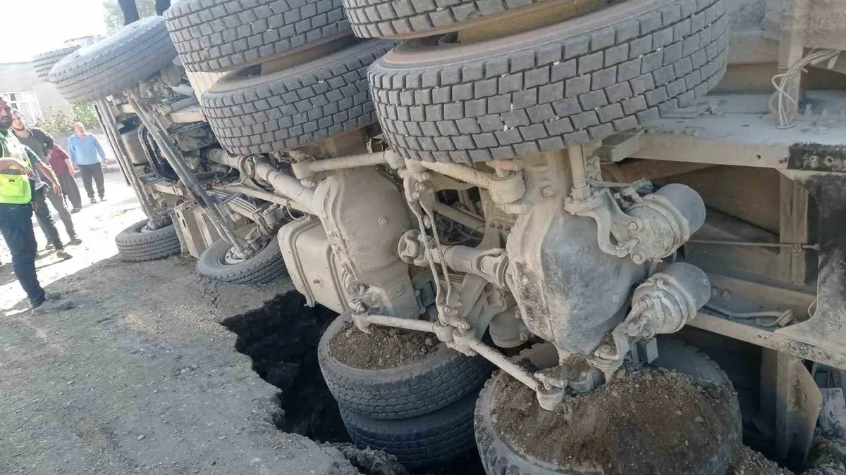 Yolun çökmesiyle kum yüklü kamyon devrildi
