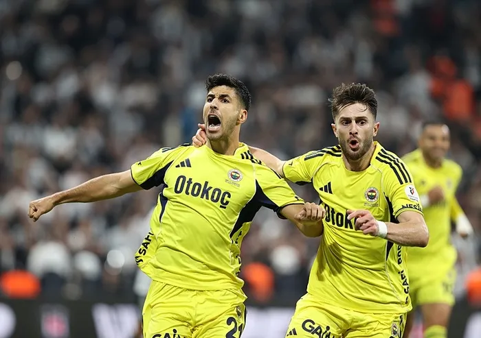 istanbulda-derbi-heyecani-besiktas-fenerbahce-maci-basladi-canli-anlatim-1762107708996.jpeg Asensio ilk yarının uzatma dakikalarında attığı golle devrenin 2-2 berabere bitmesini sağladı. (AA)