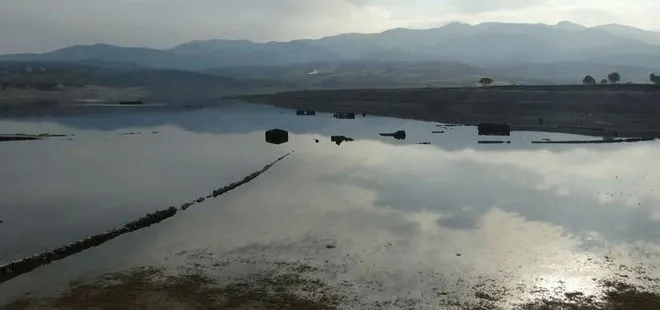 Kahramanmaraş’ta 30 yıl önce terk edilen köyün kalıntıları baraj sularının azalmasıyla gün yüzüne çıktı