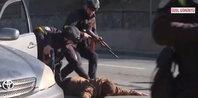 Kiev sokaklarında hareketli anlar! Ukrayna askerleri şüpheli araca müdahale etti