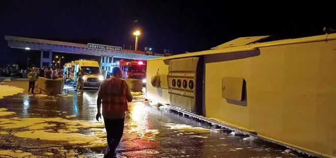 Yolcu otobüsü gişelere çarparak devrildi! Hatay’da feci kaza! Çok sayıda ağır yaralı var