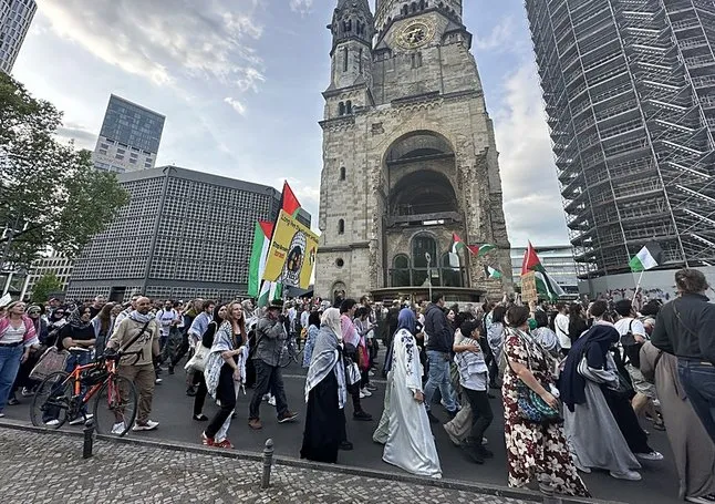 Berlin’de Filistin’e destek gösterileri!