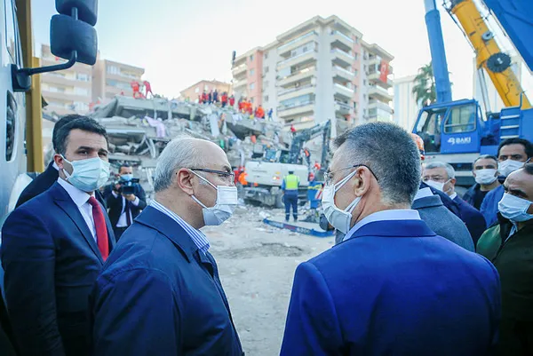 İzmir depremi sonrası bölgeye giden Cumhurbaşkanı Yardımcısı Oktay incelemelerde bulundu - 2