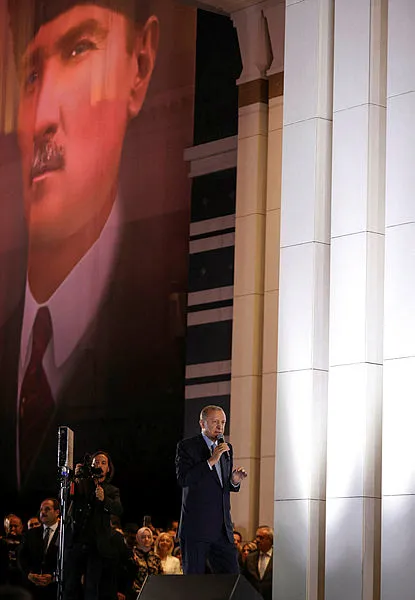 Ankara’da zafer gecesi! Başkan Erdoğan’dan seçim galibiyeti sonrası klasikleşen balkon konuşmasında tarihi mesajlar