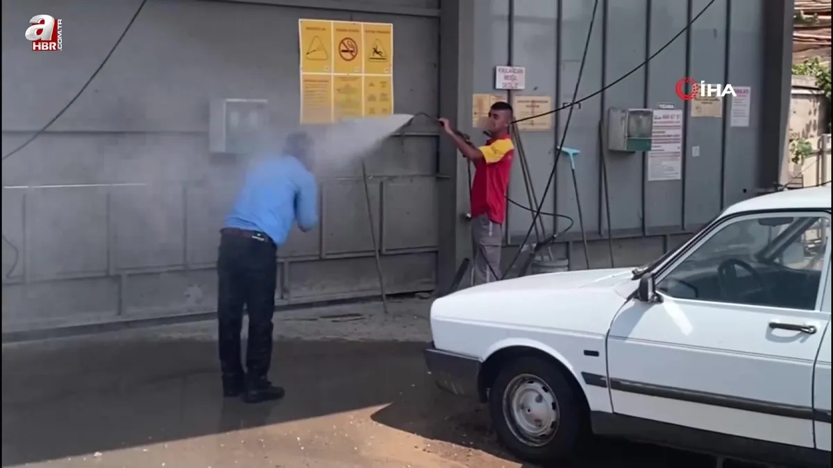 Serinlemek için oto yıkamaya gittiler!