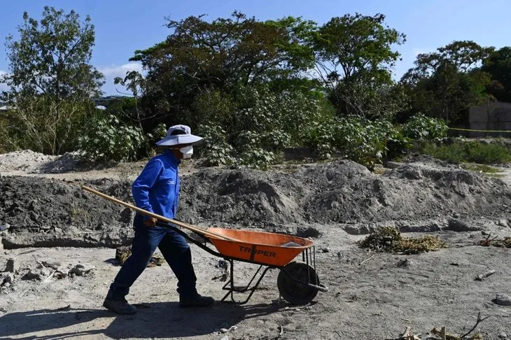 El Salvador’da corona virüs şoku! Toplu mezarlar açtılar...