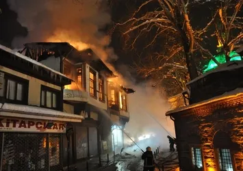 185 yıllık tarihi binalar kül oldu
