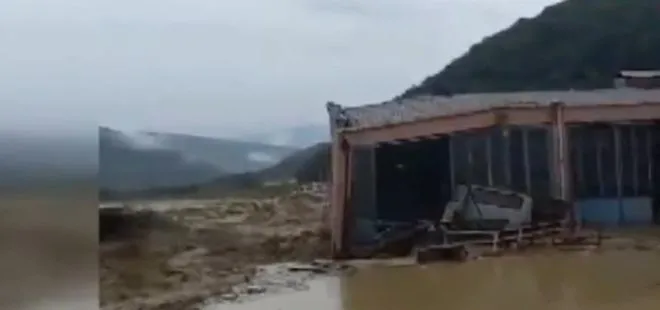 Sinop Ayancık’taki sel anından yeni görüntü! Bir dükkan böyle yıkıldı