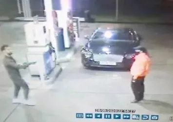 Salah evsiz adama sataşanlara engel oldu!