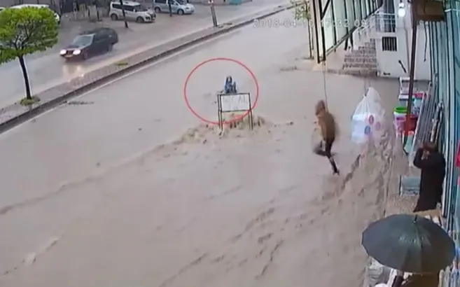 Sele kapılan kadının zor anları