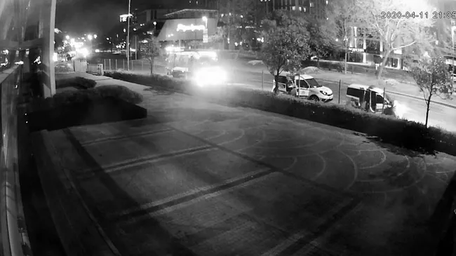 İstanbul’da polise yapılan silahlı saldırı ve çatışmanın görüntüleri ortaya çıktı - 1