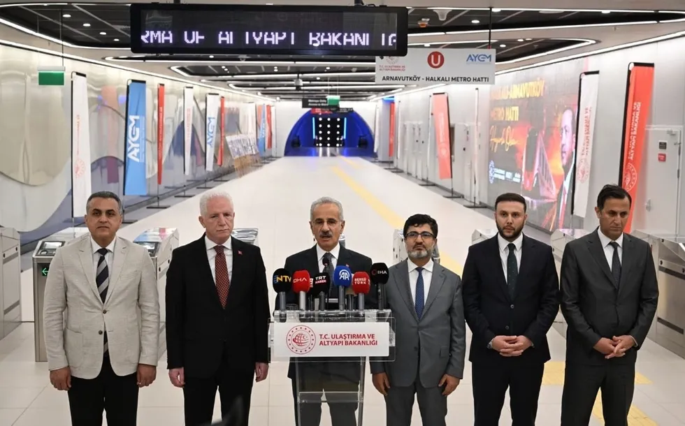 istanbul-havalimanina-ulasim-30-dakikaya-dusecek-baskan-erdogan-yarin-hizmete-acacak-1781775640577.jpeg İstanbul Havalimanı'na ulaşım 30 dakikaya düşecek! Başkan Erdoğan yarın hizmete açacak - 1