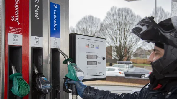 İngiltere’de akaryakıta yeniden zam! Benzin ve dizelde rekor fiyat