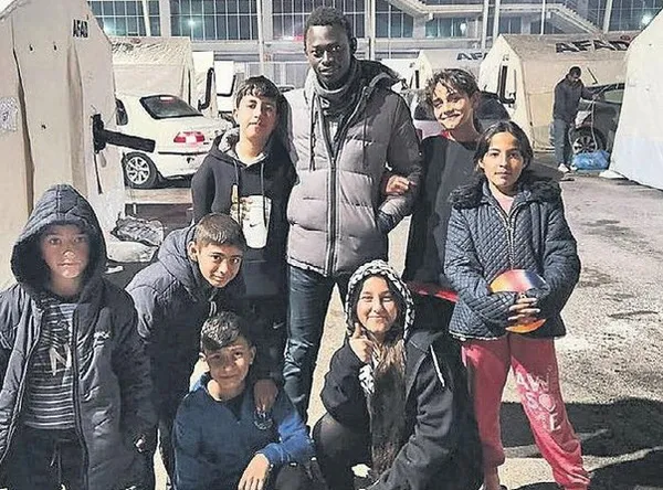 1677390892658.jpg Senagel'den Türkiye'ye gelen Mustafa Ndiaye vefasıyla hayran bıraktı! Helal olsun sana Mustafa - 1