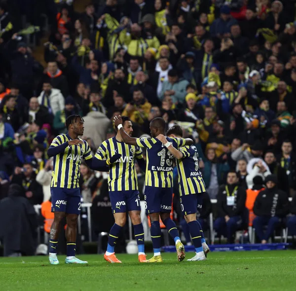 fenerbahce-kasimpasa-canli-anlatim-fenerbahce-kasimpasa-maci-saat-kacta-hangi-kanalda-nasil-canli-izlenir-1675014632737.jpg Valencia şov yaptı Fenerbahçe seriye bağladı: Kasımpaşa'ya 5 gol