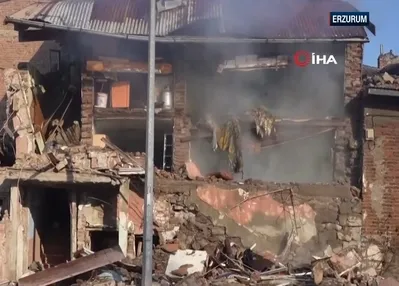 Erzurum’da doğal gaz patlaması: 2 ev çöktü