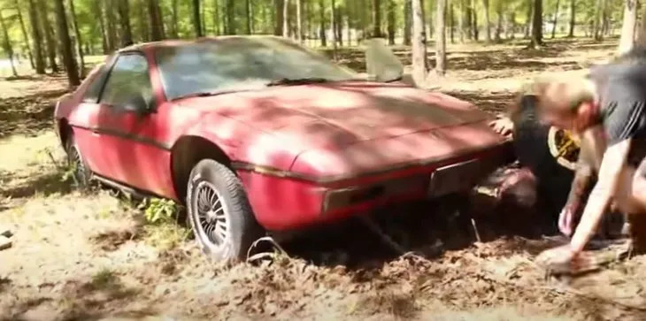 Pontiac Fiero’yu çalılıkların arasından alıp öyle bir hale getirdiler ki! 1985 model arabayı görenler gözlerine inanamadı