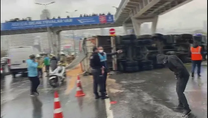 Son dakika: Beylikdüzü'nde korkunç kaza: Kepek yüklü kamyon devrildi! Motokurye ölümden öldü - 1