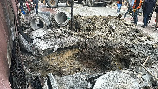 Son dakika | İSKİ ekipleri çalışma sırasında doğal gaz borusunu patlattı - 1