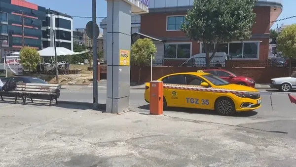 umraniyede-gozu-donen-sahis-taksi-duragini-karistirdi-cay-doktu-kafa-atti-1656682058542.jpg Ümraniye’de gözü dönen şahıs taksi durağını karıştırdı: Çay döktü, kafa attı - 4