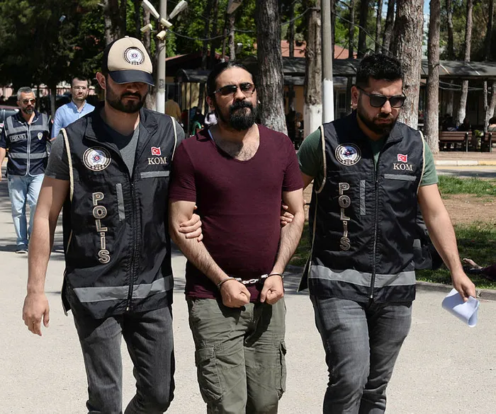 Adana ve İstanbul’da FETÖ operasyonu: FETÖ şüphelisi üzerinde 61 bin dolarla yakalandı